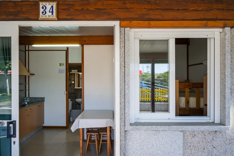 Entrada bungalow 4 plazas cama doble y literas