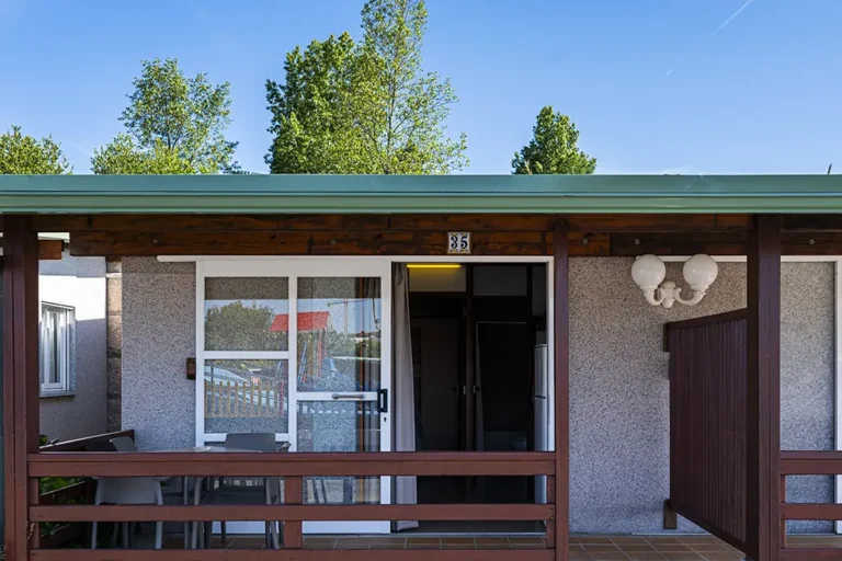 Fachada bungalow 4 plazas cama doble y literas