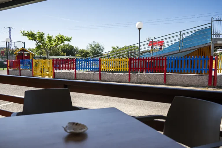 Terraza bungalow 4 plazas camas dobles