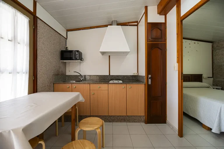 Comedor-cocina bungalow 4 plazas camas dobles